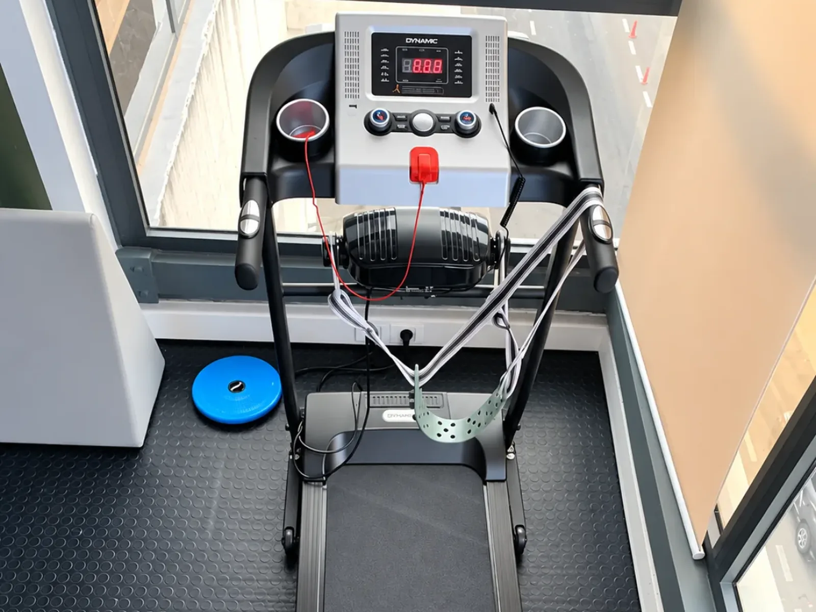 Tapis de marche et disque d’équilibre devant les baies vitrées du centre