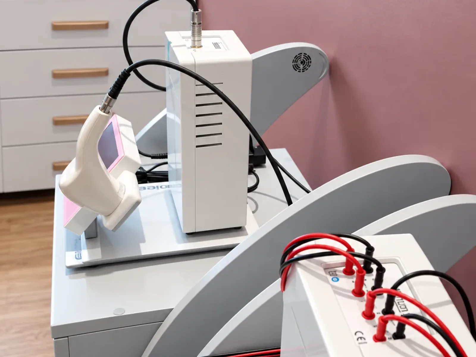 Appareils de physiothérapie et d’électrothérapie à câbles installés dans la salle rose du centre