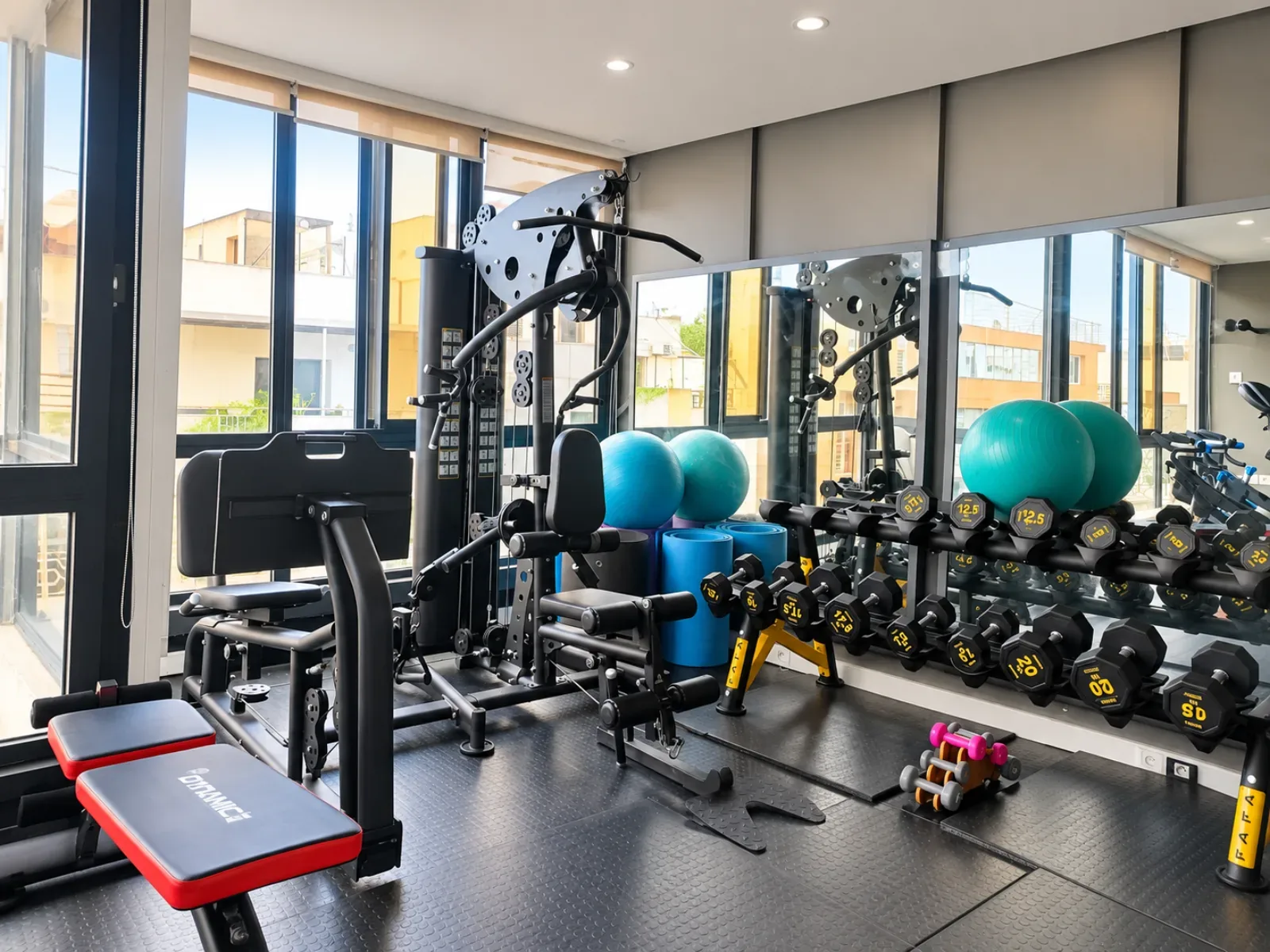 Espace de rééducation du centre avec station de musculation, haltères et ballons d’exercice